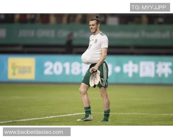 贝尔在比赛中超越中国队展现速度与技巧的精彩瞬间